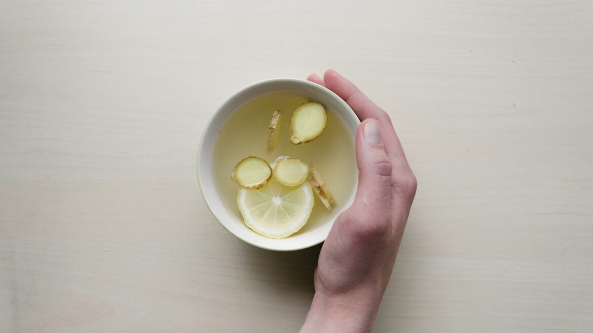 Imbieras, citrina ir kiti virtuvės ingredientai – straipsnio apie česnako ir imbiero mišinį iliustracija