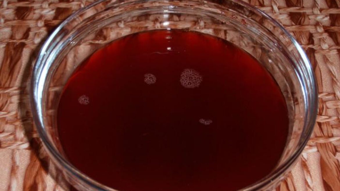 Raudonas skystis stikliniame dubenėlyje